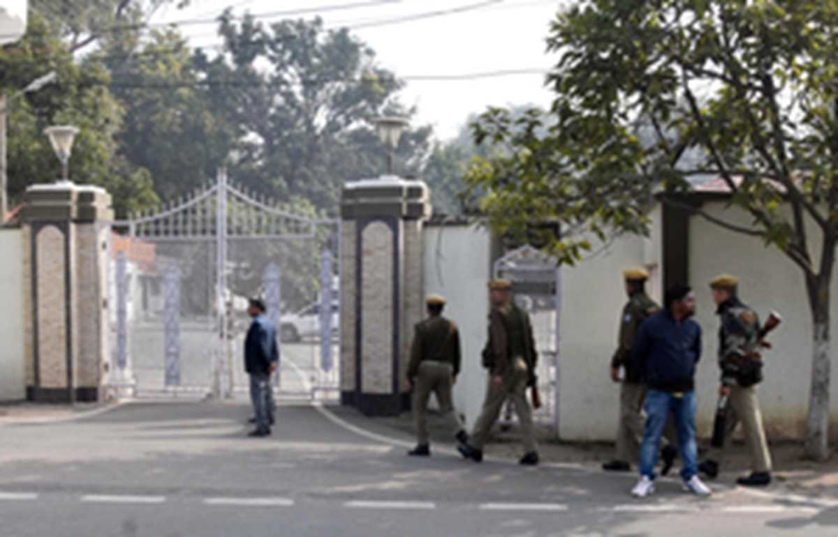 ईडी ने सीएम हेमंत सोरेन से जमीन घोटाले में पूछताछ शुरू की, आवास पर पहुंची छह अफसरों की टीम ईडी ने सीएम हेमंत सोरेन से जमीन घोटाले में पूछताछ शुरू की, आवास पर पहुंची छह अफसरों की टीम